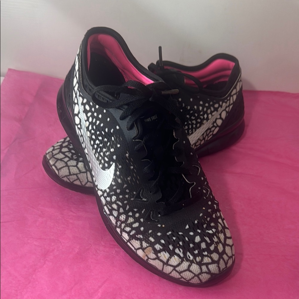 Nike Women's Black and White Athletic Shoes